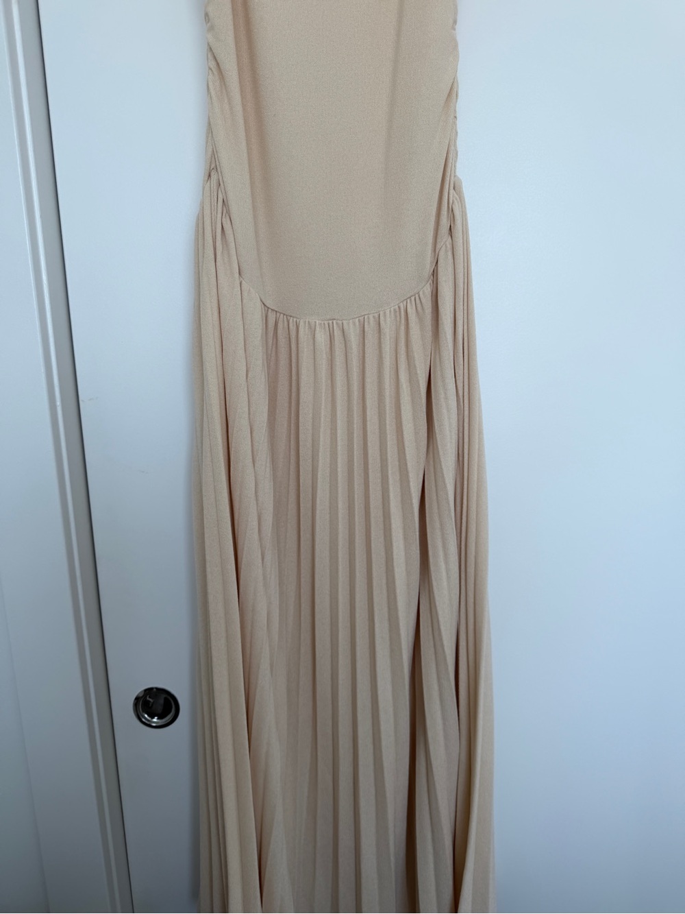 ** Like New Off-Shoulder Lioness Cream Maxi Dress - Elegant Pleated Skirt - Picture 4 of 5